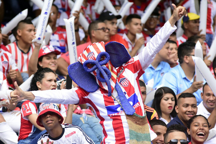 Video: Por gritar contra Win Sport la policía quiso callar a un hincha en el Metropolitano