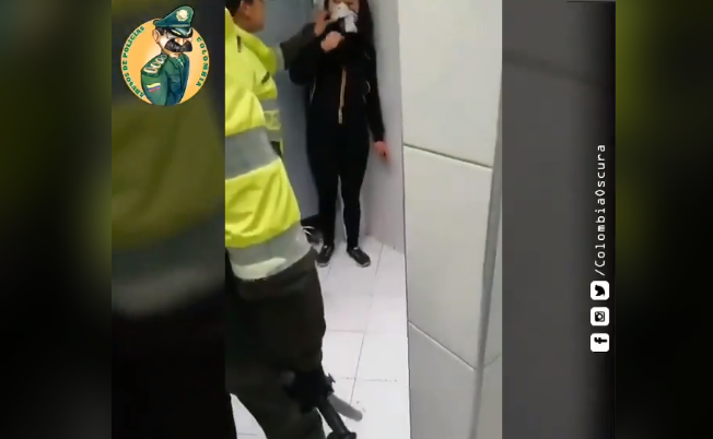Video: la tortura de dos policias a una estudiante en el baño de un portal de Transmilenio