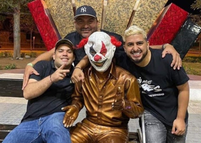 ¿Diomedes Díaz era un payaso? Indignación por foto con su estatua en Valledupar