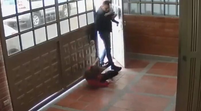  - VIDEO: Manager de Yeison Jiménez tumba de un puño a su ex mujer