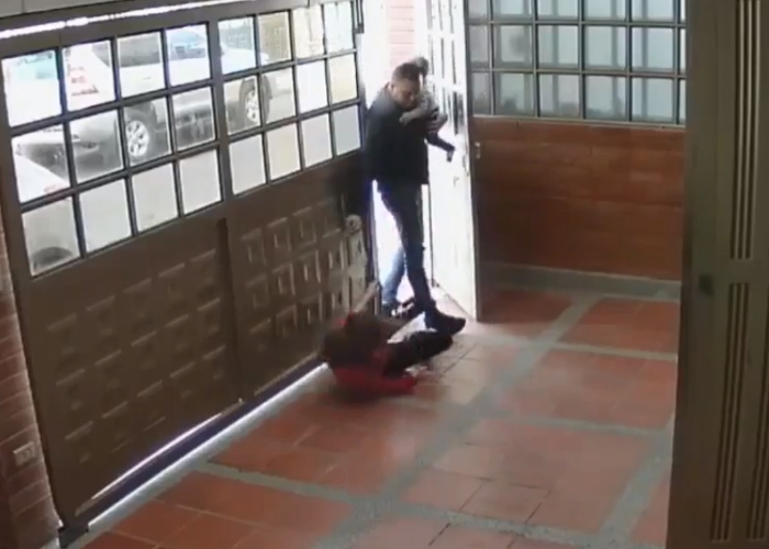 VIDEO: Manager de Yeison Jiménez tumba de un puño a su ex mujer