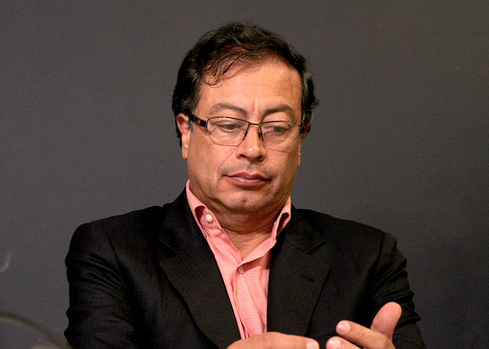 Petro llama a la desobediencia civil