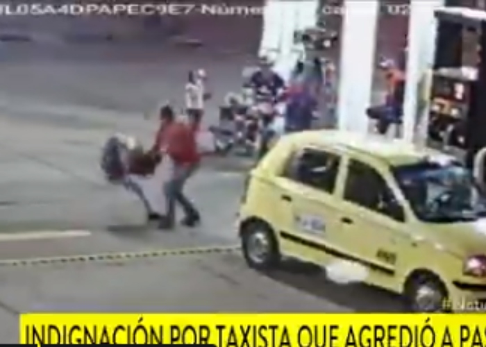 VIDEO: Taxista golpea a pasajera por pagarle con un billete de 50mil