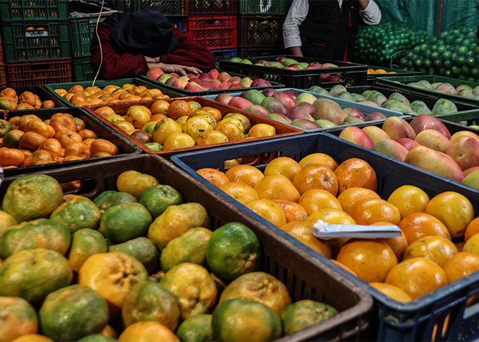  - En Corabastos nadie se detiene para que la comida no falte