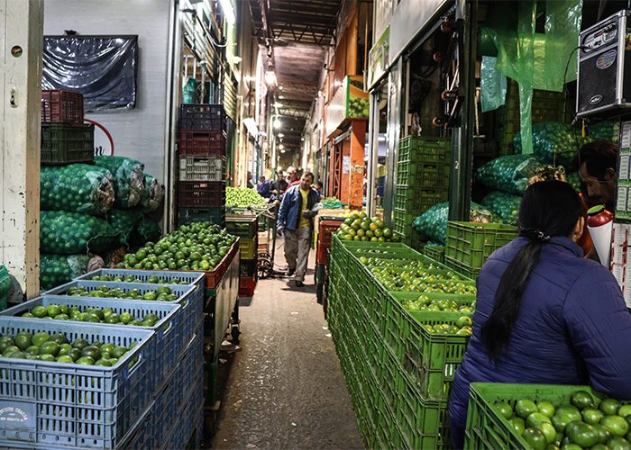  - En Corabastos nadie se detiene para que la comida no falte