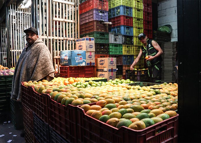  - En Corabastos nadie se detiene para que la comida no falte