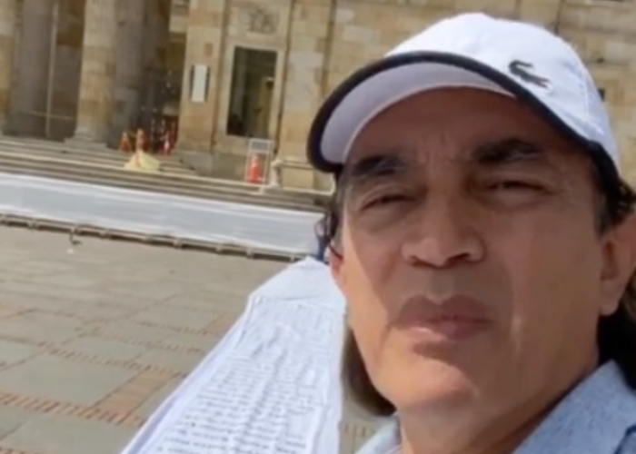 Señor Gustavo Bolívar, cambie la receta con la que quiere vender su ficción contra Uribe