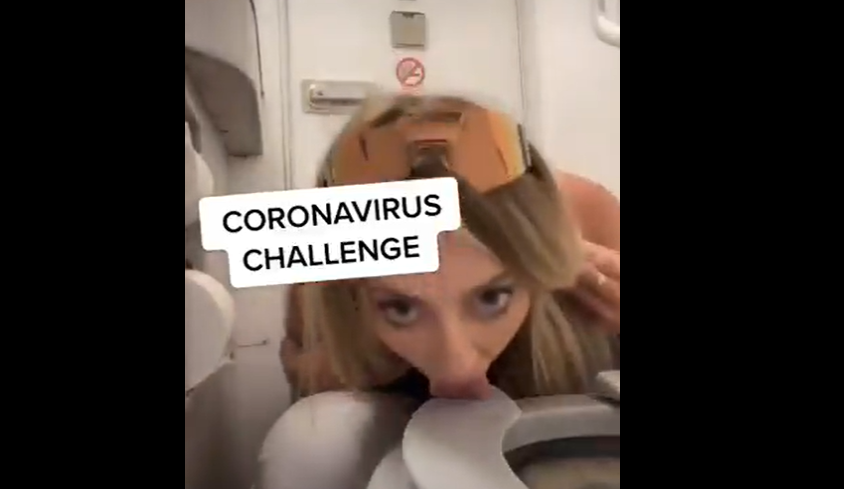Lamer inodoros de avión: el último reto de los influecers para desafiar el coronavirus. Video