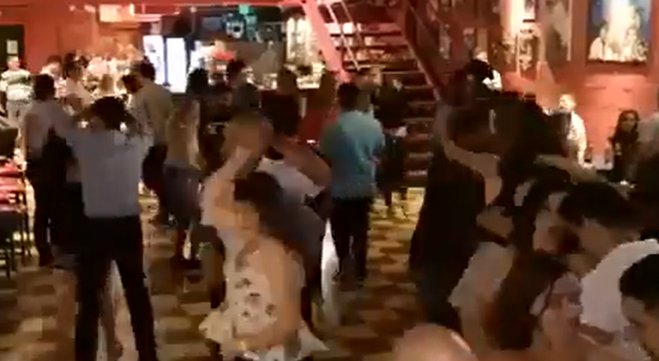 En Cali italianos y alemanes, recién llegados de Europa,  rumbean sin importarle el coronavirus. Video