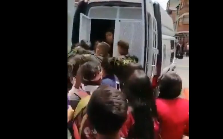 La policía se lleva a la brava a una niña de colegio en Bogotá. VIdeo