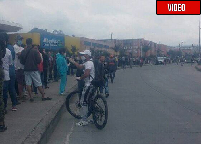 Ríos de gente invaden un centro comercial de Bogotá