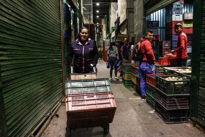  - En Corabastos nadie se detiene para que la comida no falte