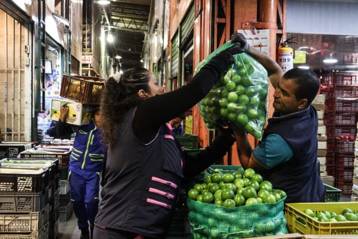  - En Corabastos nadie se detiene para que la comida no falte