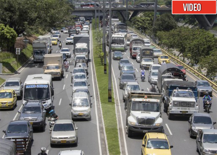 En Medellin tampoco faltaron los irresponsables: cientos de carros salen de la ciudad