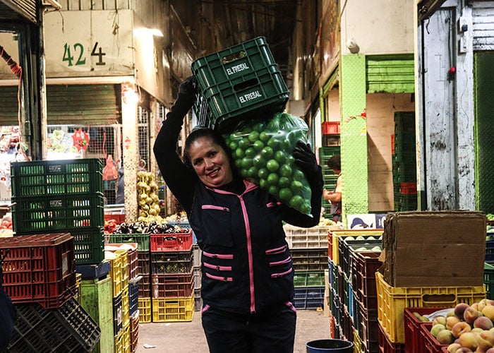 En Corabastos nadie se detiene para que la comida no falte