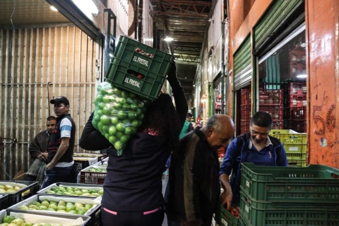  - En Corabastos nadie se detiene para que la comida no falte