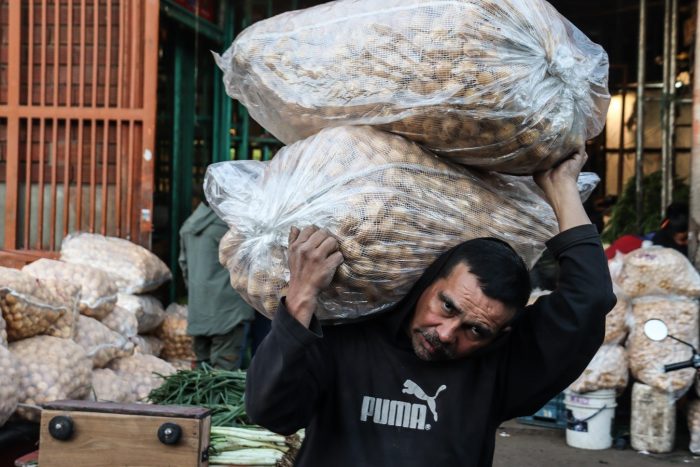  - En Corabastos nadie se detiene para que la comida no falte
