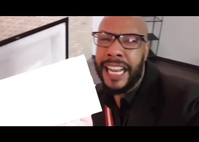 VIDEO: Influencer se graba llorando junto al cadáver de su madre