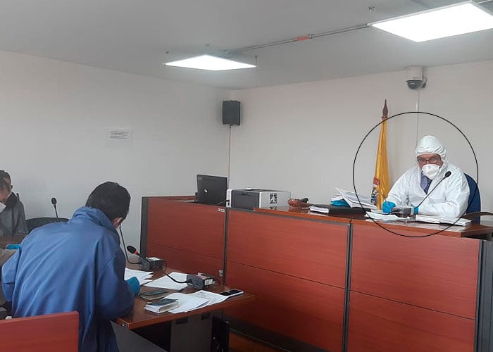 Con uniformes quirúrgicos, jueces inician audiencias en Paloquemao