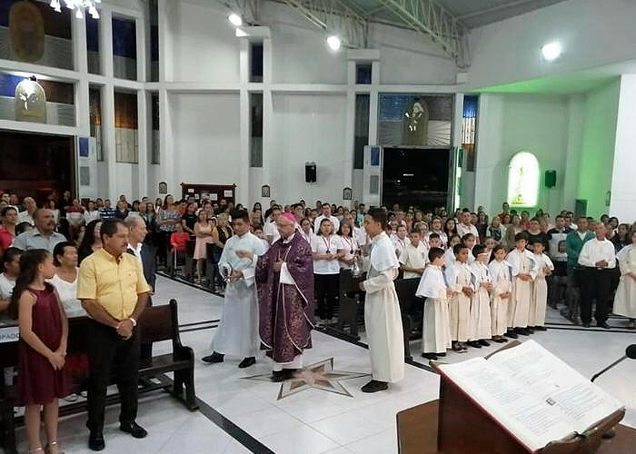 El sacerdote al que no le importa exponer a los ancianos al Coronavirus