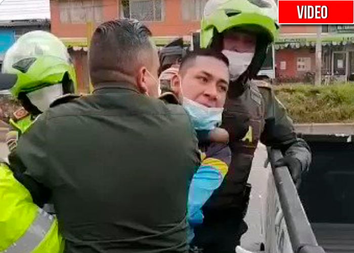 La policía no le aceptó su permiso para ir al trabajo en cuarentena y lo detuvieron