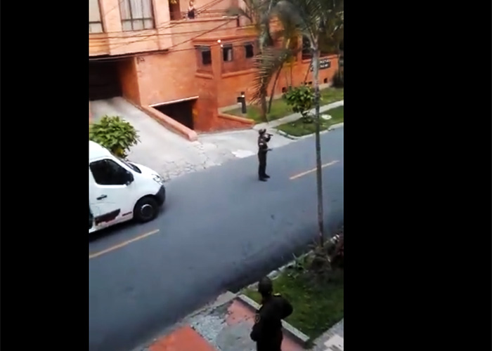 [VIDEO] El concierto que dio la Policía a las personas en cuarentena