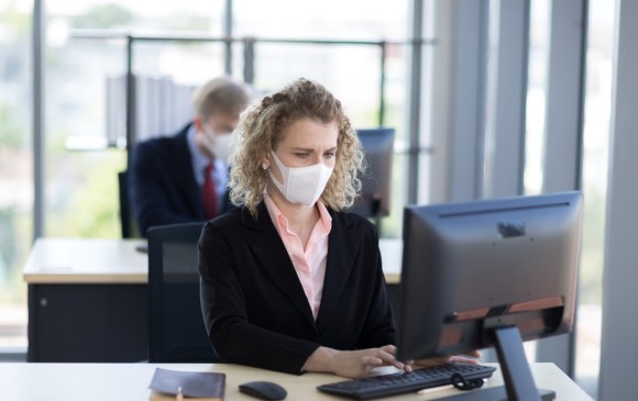 Olvidó apagar la cámara en el teletrabajo… ¡y fue al baño! Video