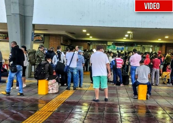 La gente no hace caso: aglomeraciones en terminales de transporte de Bogotá y Cali