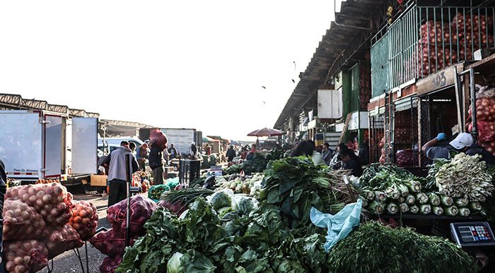 Abastos,mercado, verduras, frutas, coteros, Plaza de mercado, camiones, canasta familiar. Foto: Leonel Cordero - Corabastos cierra negocios por 7 casos de COVID-19