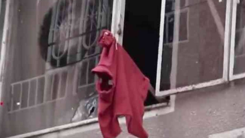 Si ve este trapo rojo en una ventana es la señal de que hay una familia pasando hambre