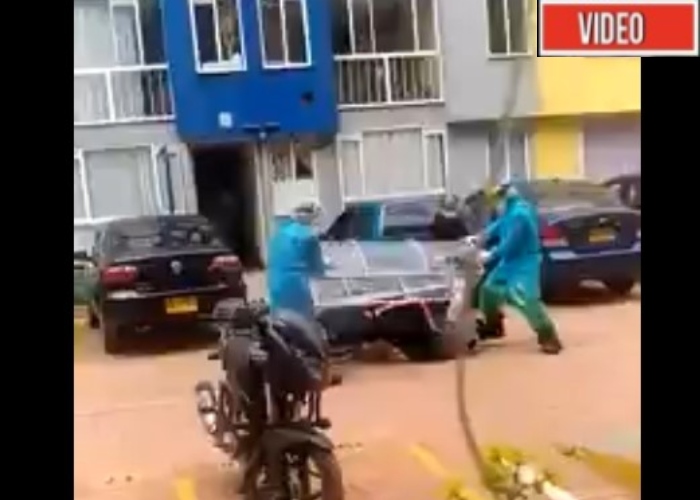 VIDEO: Sacan a paciente con coronavirus y se les cae