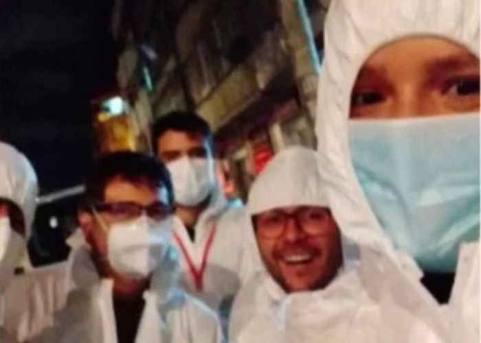 ¡Los trajes de bioseguridad son para los médicos no para tomarse selfies!