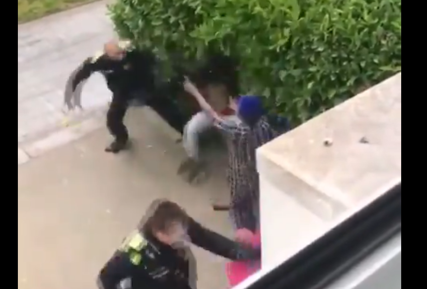 La brutal golpiza de un policía a un ciudadano por no respetar la cuarentena. VIDEO