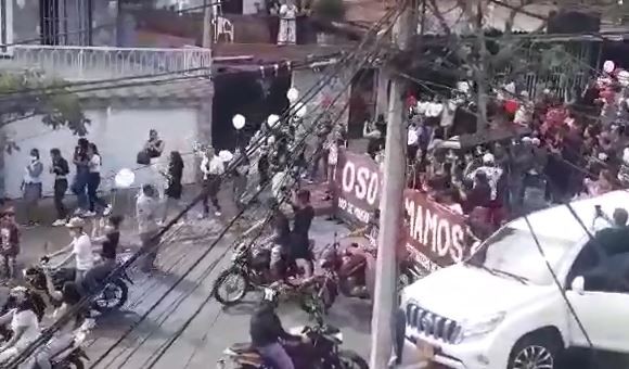 La caravana con la que despidieron en Bello a un presunto narco en plena cuarentena