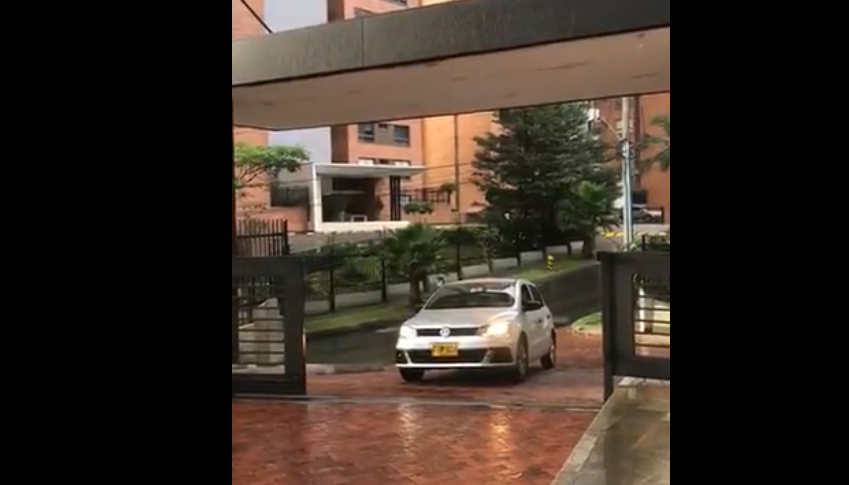 VIDEO: Cómo un héroe recibieron sus vecinos a paciente recuperado de COVID-19