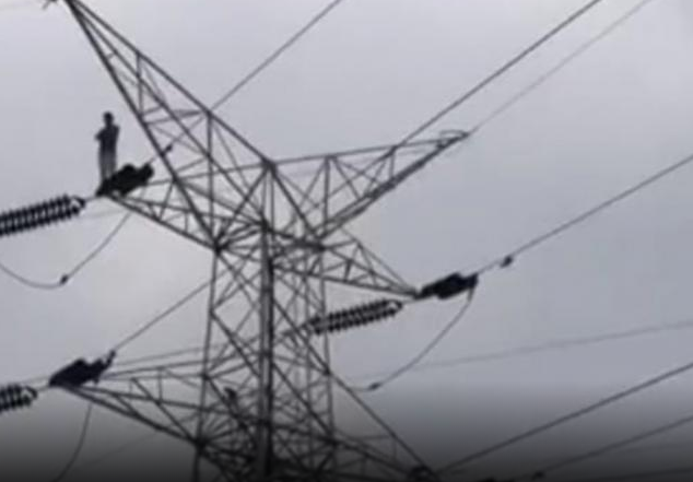 Joven que se tiró de una torre de energía en Bogotá quedó cuadrapléjico