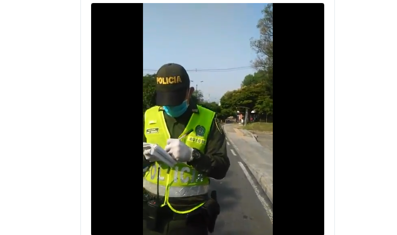 Policía le pone comparendo a Jefe de Enfermeras en Medellin que iba para el trabajo. VIDEO