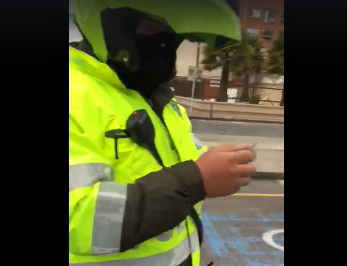 El irrespeto de un policía a una médica en Bogotá. Video