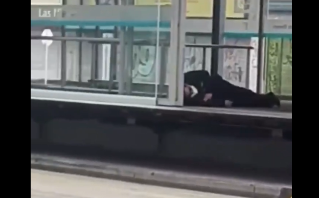  - Persona se desploma en Transmilenio en plena cuarentena. Video