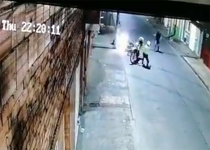 Video: El hombre que armado y violando la cuarentena se hizo matar