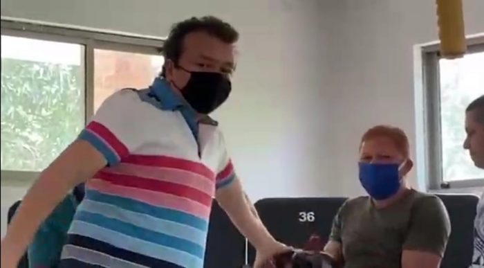  - Senador en plena pelea de gallos duarante la cuarentena