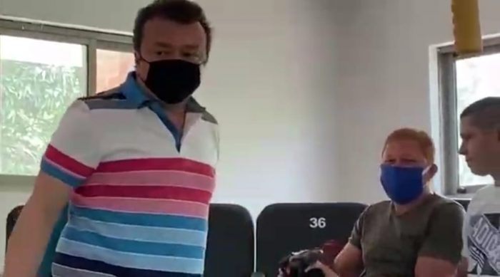  - Senador en plena pelea de gallos duarante la cuarentena