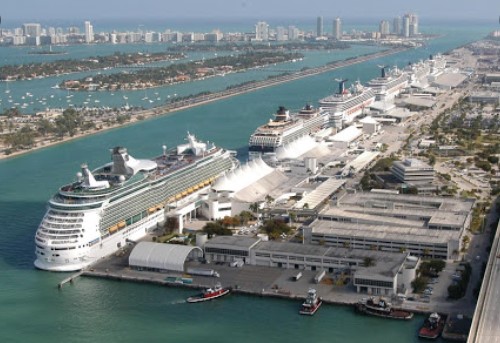  - Cruceros anclados a la espera de poder zarpar