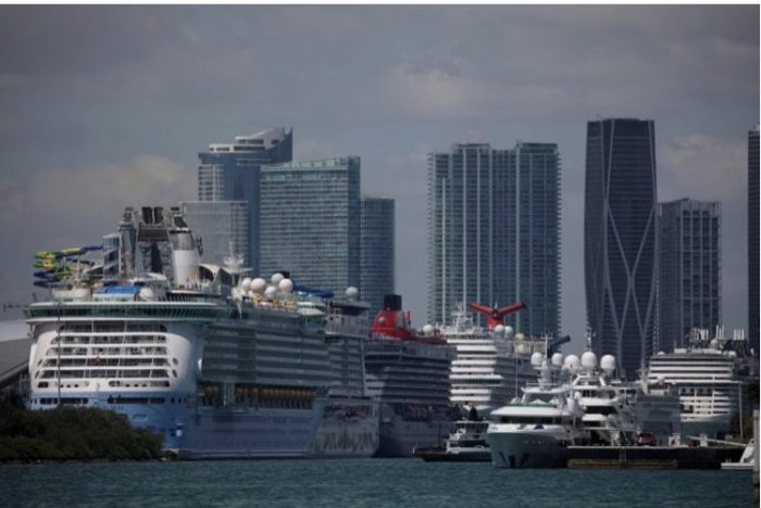  - Cruceros anclados a la espera de poder zarpar