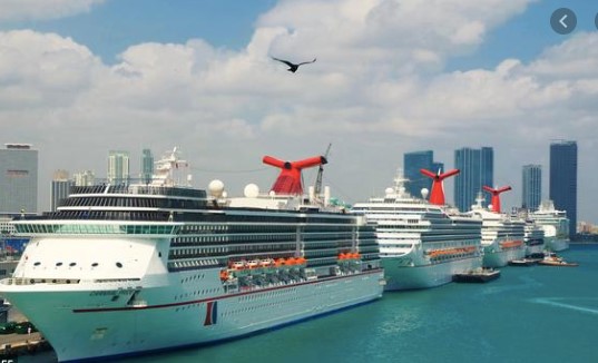  - Cruceros anclados a la espera de poder zarpar