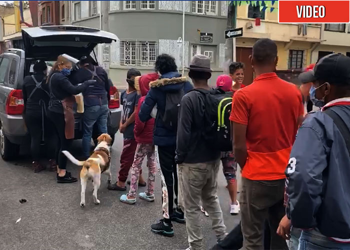El carro que les reparte almuerzos a los que tienen el trapo rojo en Teusaquillo