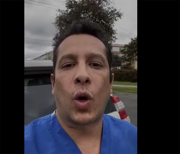 Patadas, piedras y puños: ataque a médico de la clínica Santa Fe en Bogotá