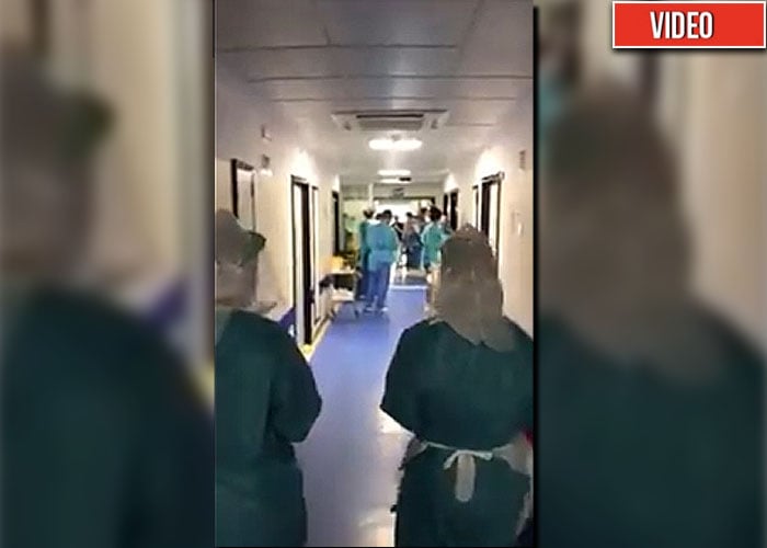 Médicos españoles cantan en la UCI para no desfallecer