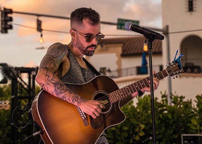 La ira de Mike Bahia porque le cancelaron el aeroconcierto. VIDEO