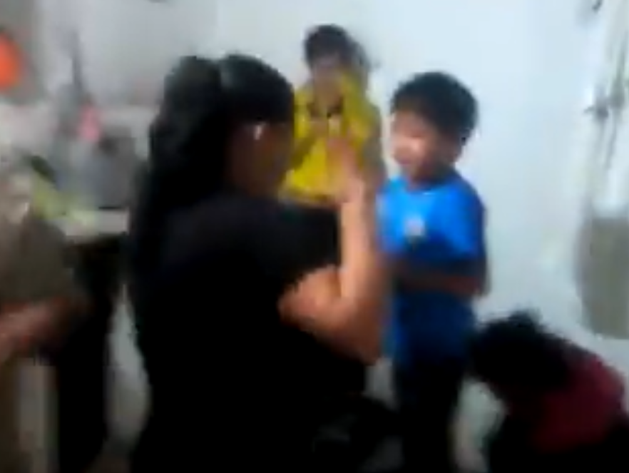 Niños ahogándose por los gases que ordenó tirar la alcaldesa en Ciudad Bolívar. VIDEO